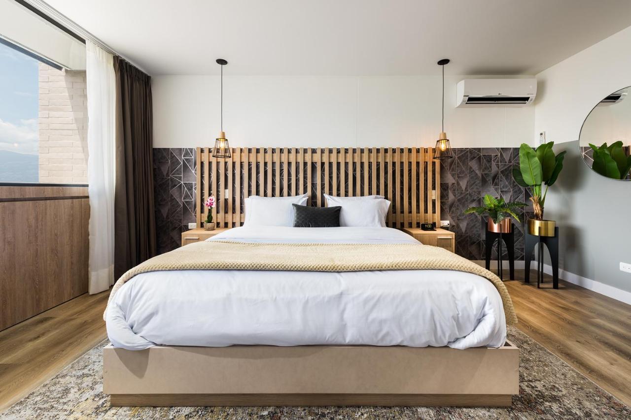 Go Living And Suites - Jalo Rent Medellín Exteriör bild