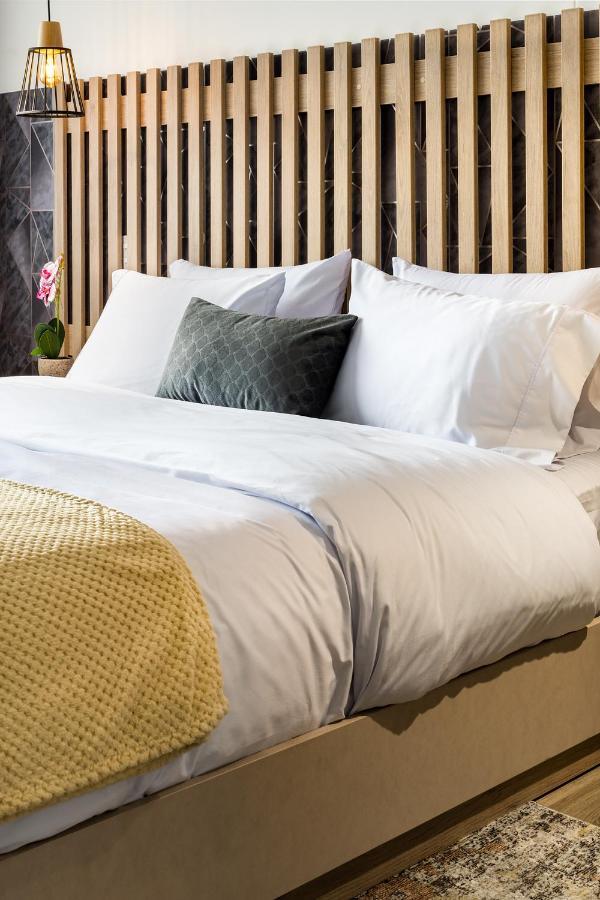 Go Living And Suites - Jalo Rent Medellín Exteriör bild